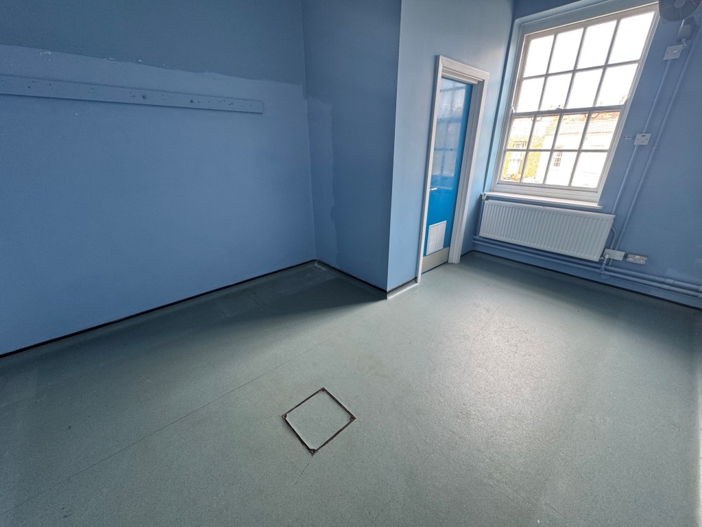 Lot: 42 - FREEHOLD PREMISES IN CENTRAL LOCATION WITH PARKING - First floor - locker room